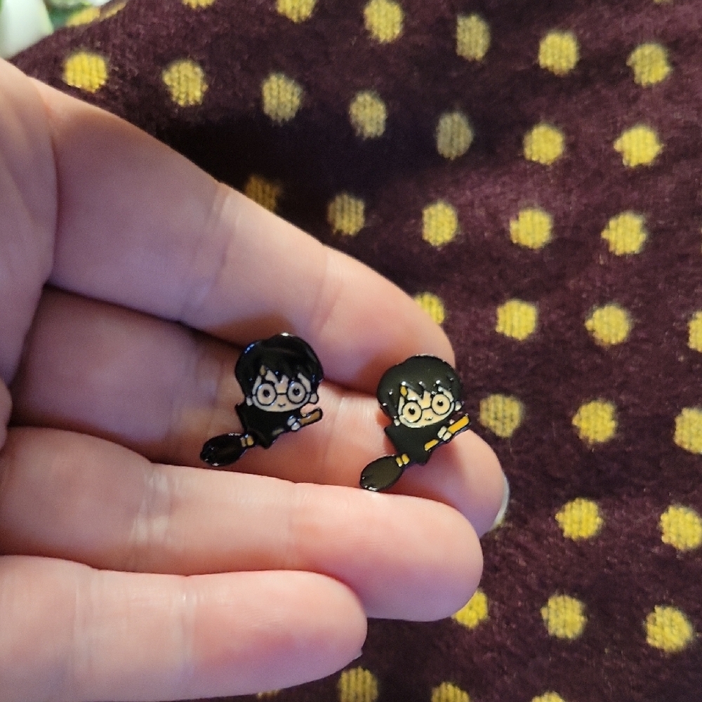 Harry Potter Style Peirced Earrings With Soft Scarf In Red And Gold Pattern